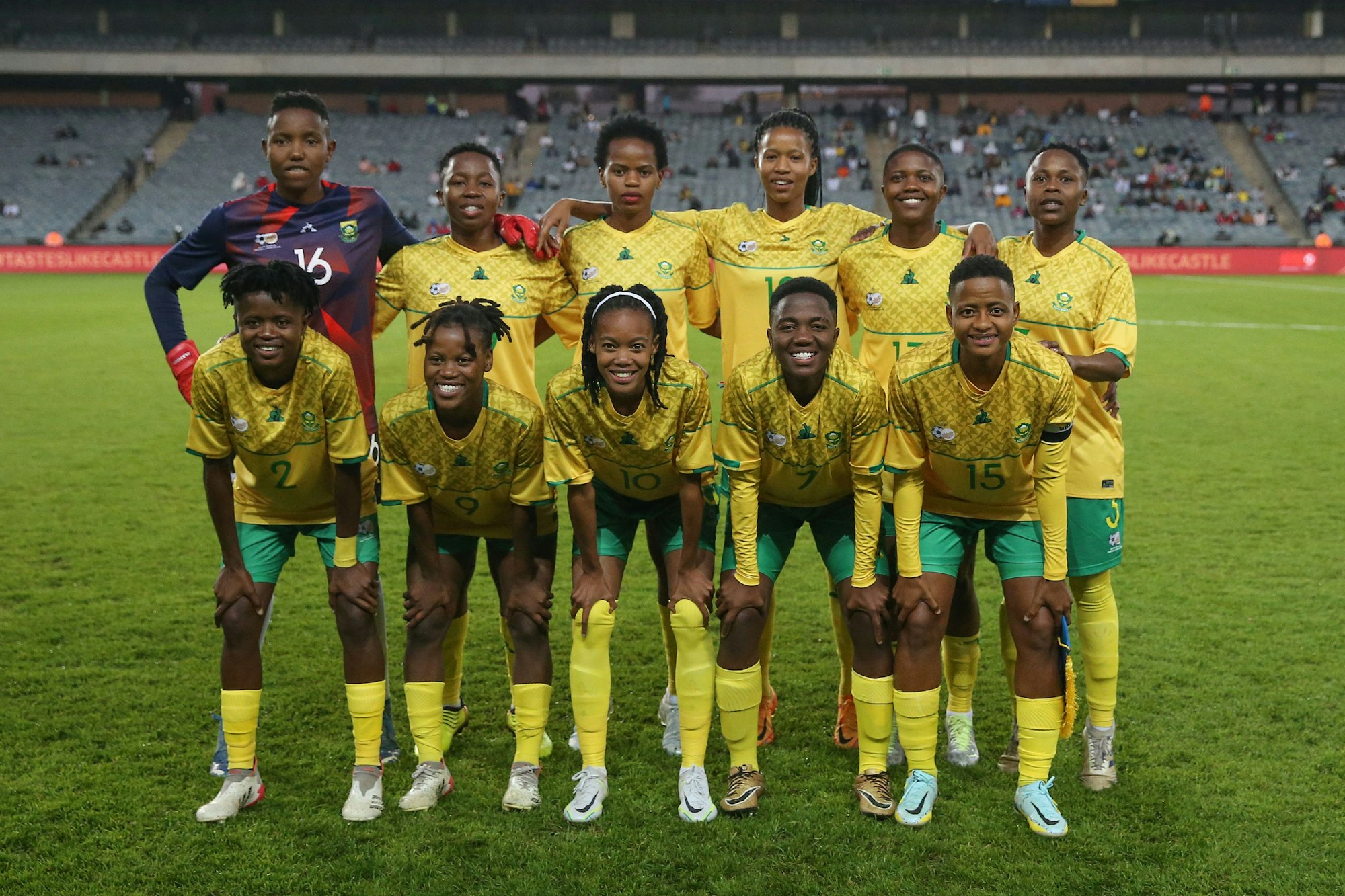 Südafrikas Frauen-Team posiert vor einem Länderspiel gegen Frankreich für das Mannschaftsfoto.