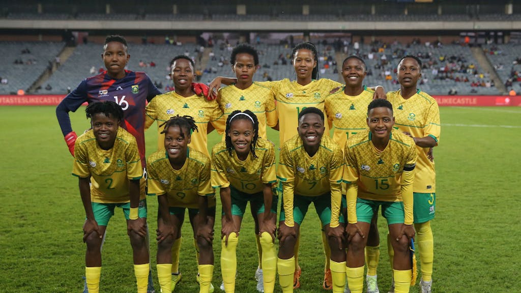 Südafrikas Frauen-Team posiert vor einem Länderspiel gegen Frankreich für das Mannschaftsfoto.