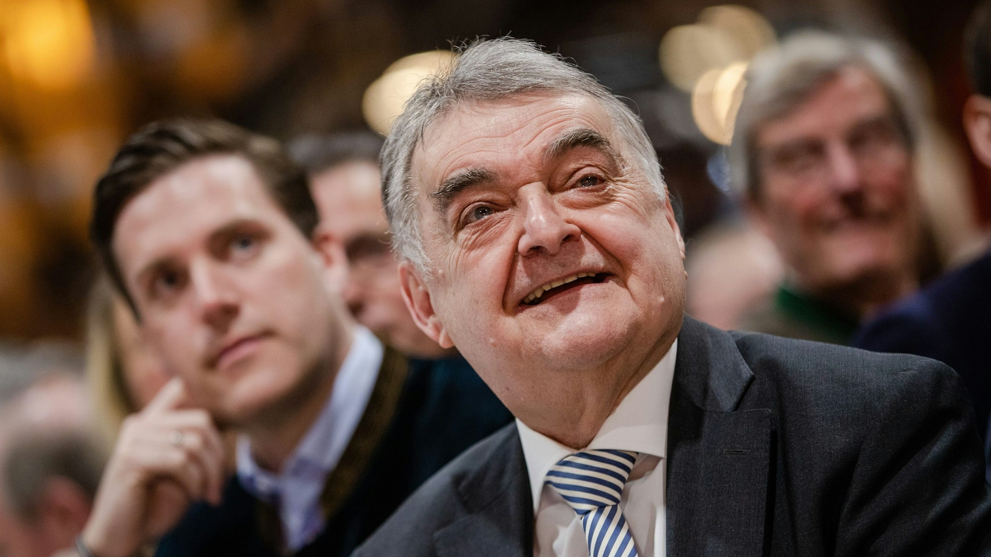 Herbert Reul sitzt während des Politischen Aschermittwochs der CDU Baden-Württemberg an seinem Platz und hört der Rede von Baden-Württembergs Innenminister Strobl zu. Neben Minister Reul sitzt Manuel Hagel.