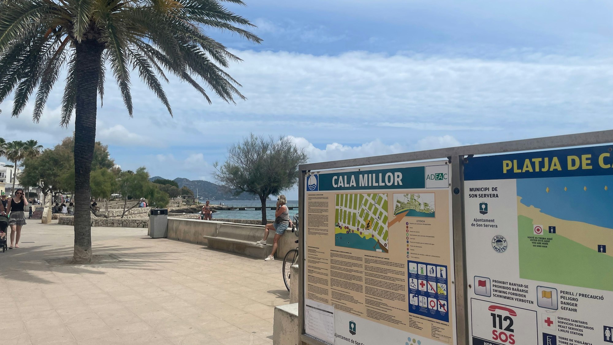 Hinweistafeln am Strand in Cala Millor auf Mallorca.