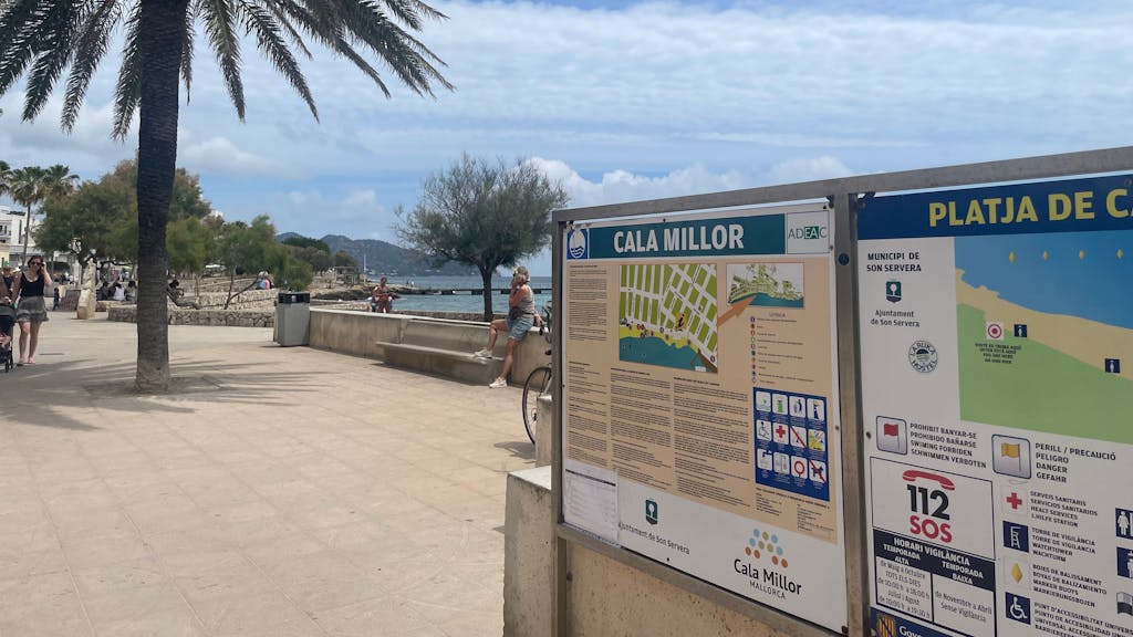 Hinweistafeln am Strand in Cala Millor auf Mallorca.