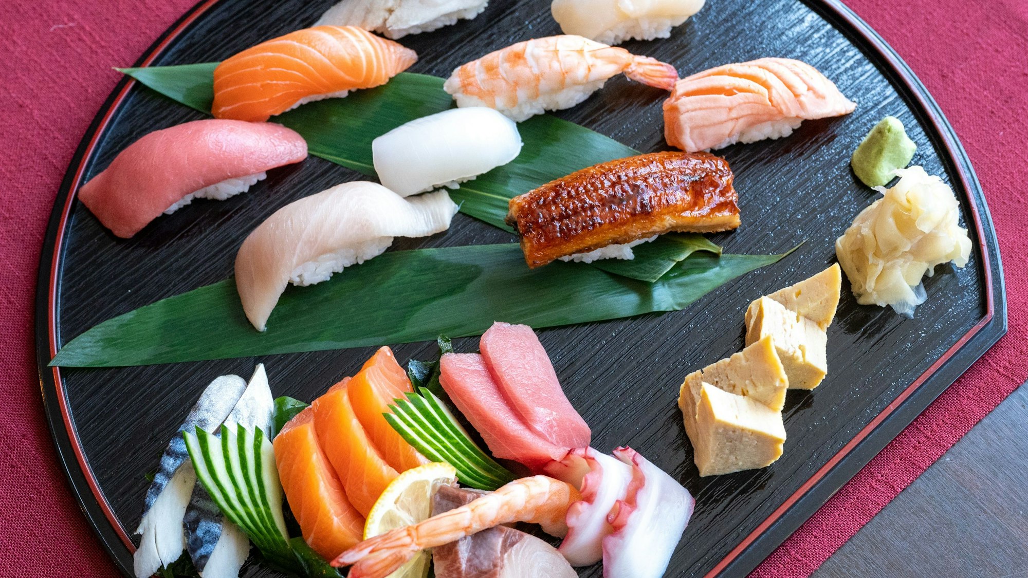 verschiedenes Sushi ist auf einem Teller drapiert