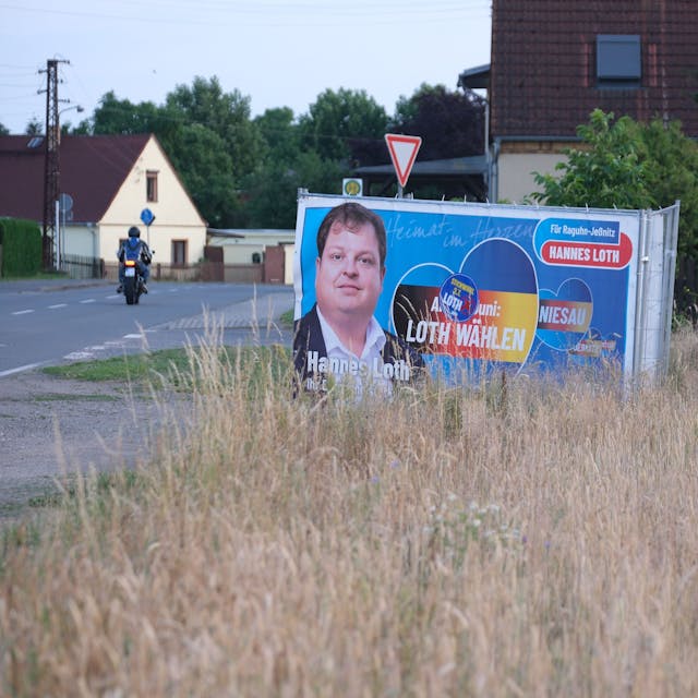 Sachsen-Anhalt, Raguhn-Jeßnitz: Ein Wahlplakat der AfD am Ortseingang von Ragun. Hannes Loth (AfD) ist zum neuen Bürgermeister in Raguhn-Jeßnitz gewählt worden. Foto: Sebastian Willnow/dpa +++ dpa-Bildfunk +++