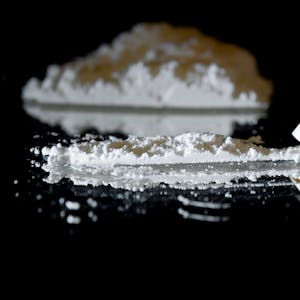 Mit einem zusammengerollten 50-Euro-Geldschein wird Kokain konsumiert.