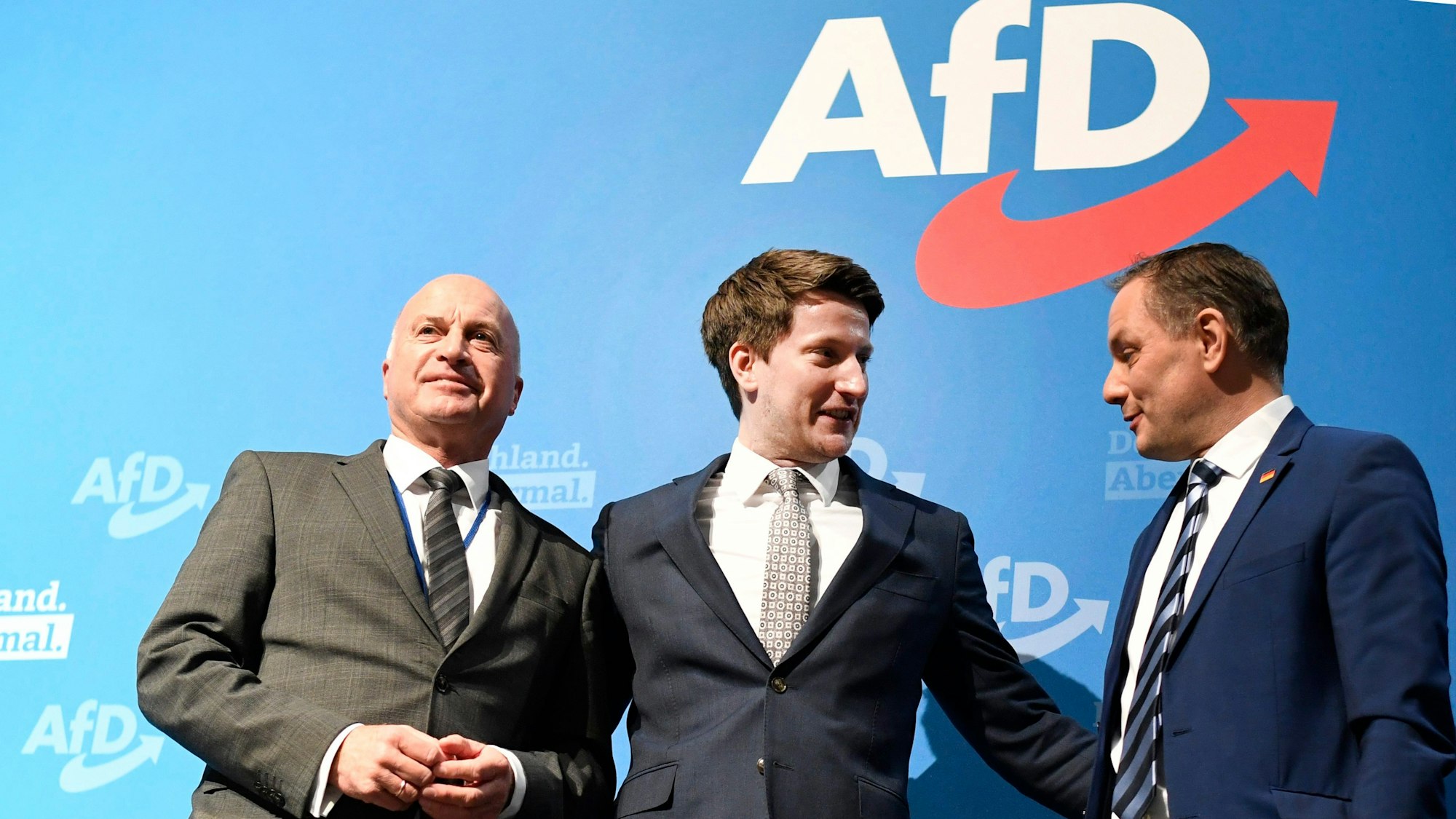 Der 2022 gewählte Landesvorsitzende der AfD in Nordrhein-Westfalen, Martin Vincentz (M), mit seinem Vorgänger Rüdiger Lucassen (l) und dem Bundessprecher Tino Chrupalla