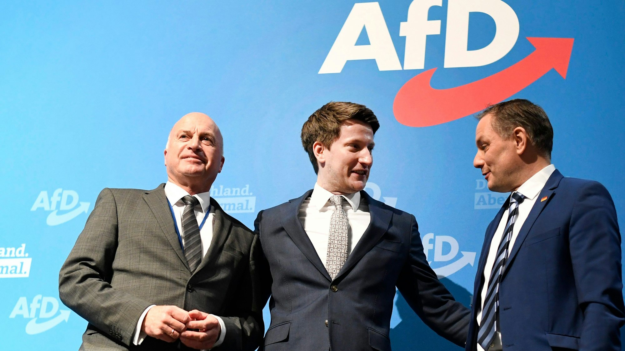 Der Landesvorsitzende der AfD in Nordrhein-Westfalen, Martin Vincentz (M.), freut sich im Februar 2022 mit seinem Vorgänger Rüdiger Lucassen (l.) und dem Bundessprecher Tino Chrupalla über seine Wahl.