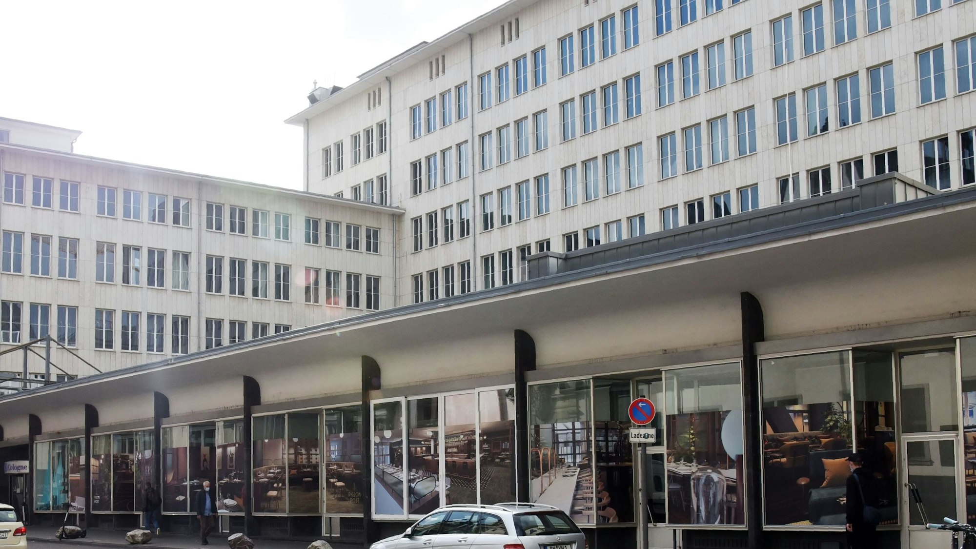 Das Bild zeigt die Außenfassade des Hilton Cologne in Köln.
