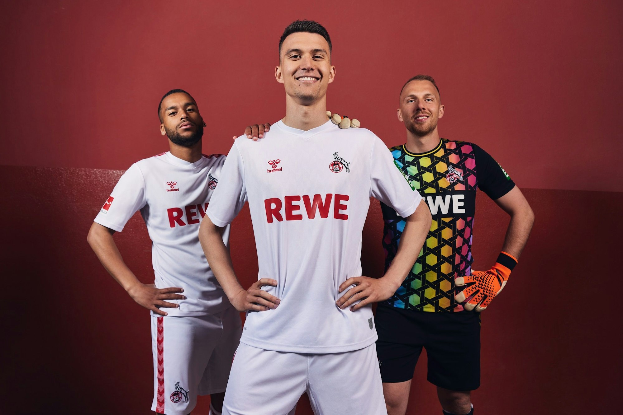 Die FC-Profis Linton Maina und Dejan Ljubicic präsentieren das neue Heim-Trikot für die Saison 2023/2024. Marvin Schwäbe posiert in seinem neuen Torwart-Dress.