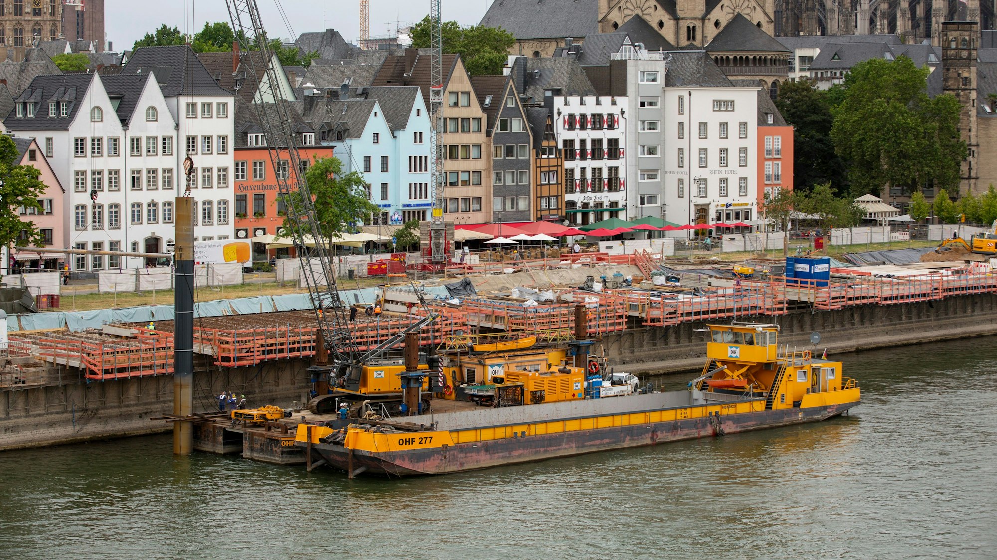 Die Konstruktion hängt wie ein Balkon fünf Meter über die Rheinufermauer hinaus.