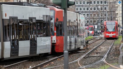 Zwei Bahnen der Kölner Verkehrs-Betriebe (KVB) fahren an der Haltestelle Barbarossaplatz in Köln aneinander vorbei.