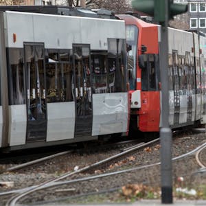 Zwei Bahnen der Kölner Verkehrs-Betriebe (KVB) fahren an der Haltestelle Barbarossaplatz in Köln aneinander vorbei.