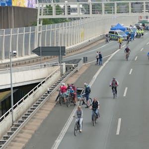 Radfahrer fahren auf einer gesperrten Bundesstraße.