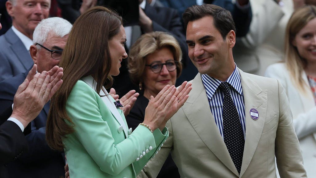 Roger Federer hat die Hand auf Kates Rücken gelegt.&nbsp;