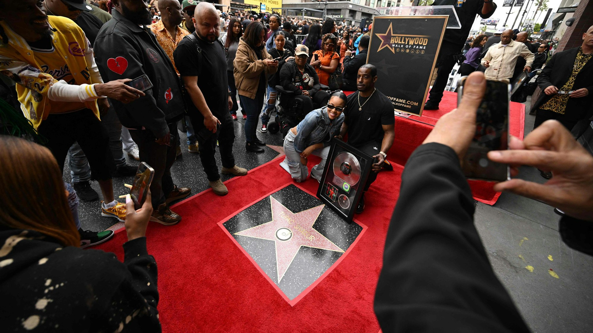 Ein zweites Marketing-Werkzeug für Hollywood: der „Walk of Fame“. Hier enthüllen Produzent Big Tru und Courtney Elise im Juni 2023 einen Stern für den 1996 ermordeten Rapper Tupac Shakur.