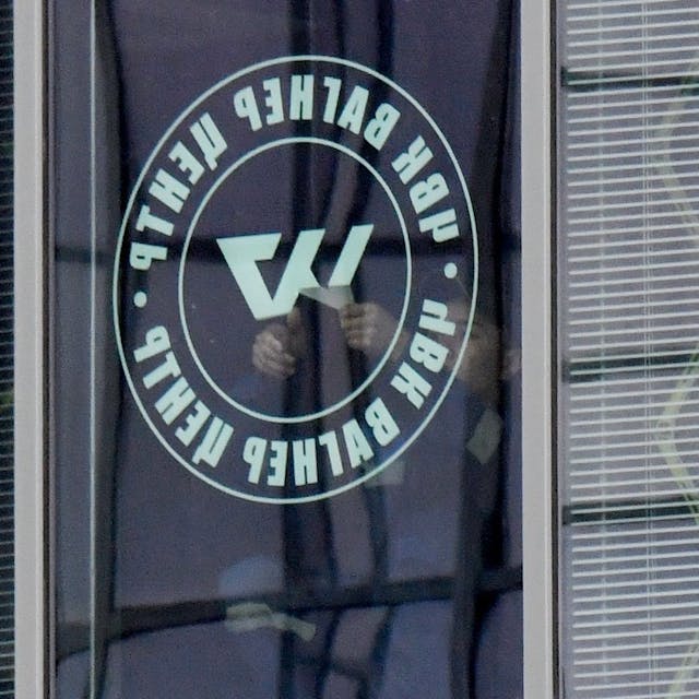 Das Logo der Wagner Group wird vom geschlossenen Büro in Sankt Petersburg entfernt.