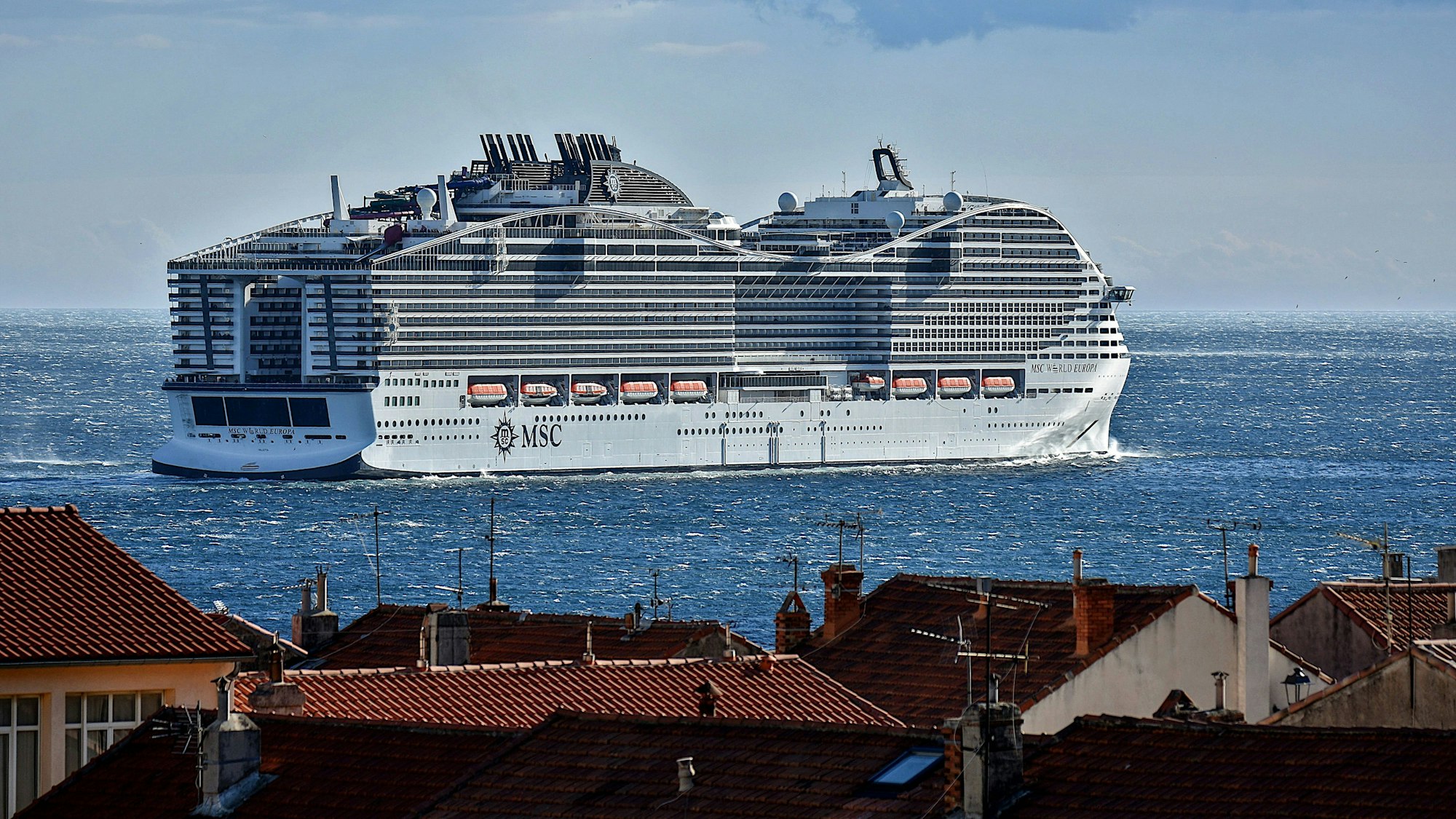 Das Kreuzfahrtschiff MSC World Europa verlässt den französischen Mittelmeerhafen von Marseille.