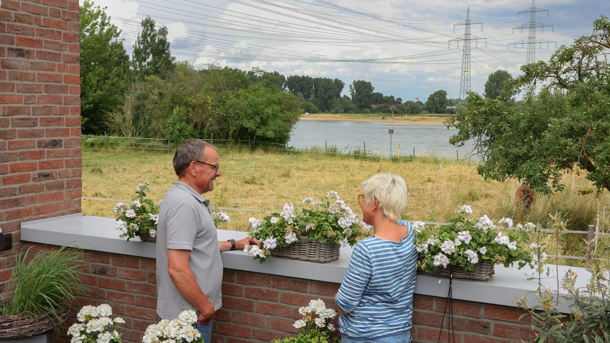 Margit und Erwin Efting auf ihrer Terrasse in Kasselberg mit Blick auf den Rhein