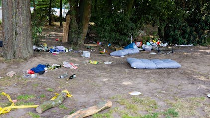 Auf dem Festivalgelände liegt noch Müll auf dem Boden.
