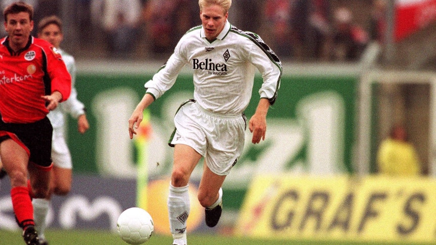 Markus Feldhoff, ehemals Spieler von Borussia Mönchengladbach, in der Saison 1998/1999 bei einem Laufduell mit dem damaligen Frankfurt-Spieler Bernd Schneider.