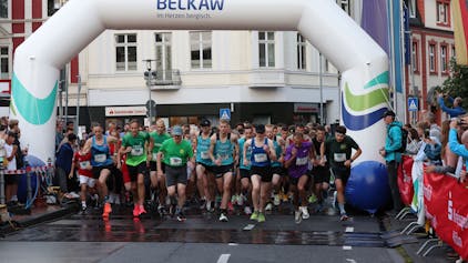 Läufer starten auf dem Gladbacher Stadtlauf im September 2022.