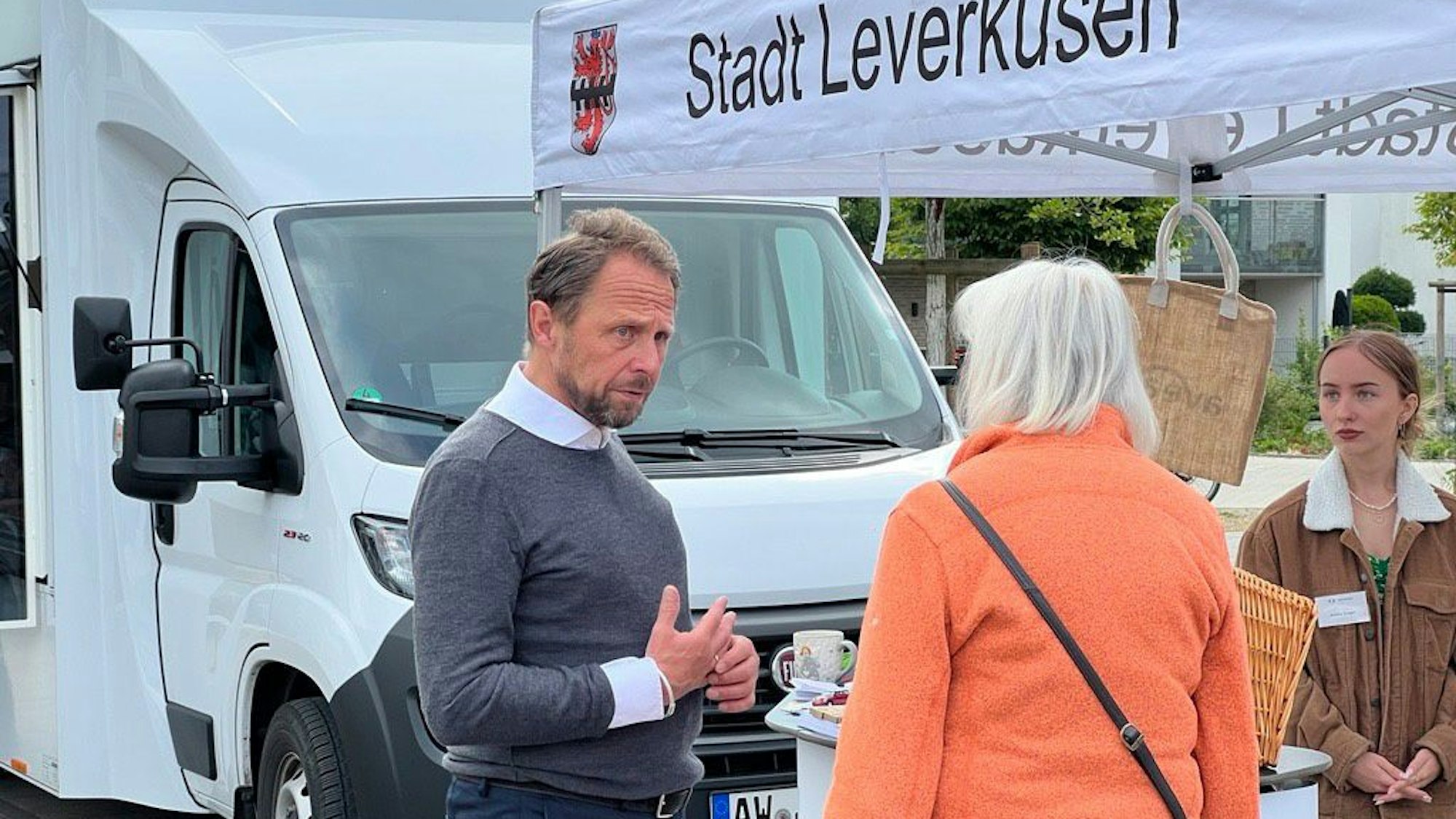 Leverkusens Oberbürgermeister Uwe Richrath im Gespräch mit einer Lützenkirchenerin.