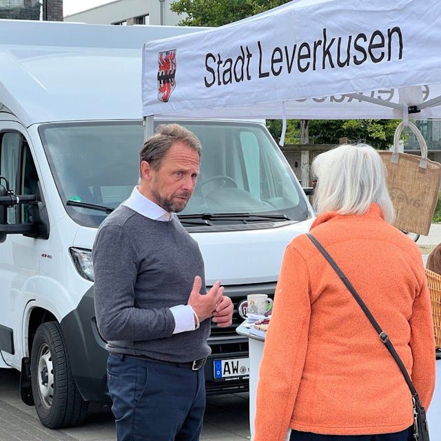 Leverkusens Oberbürgermeister Uwe Richrath im Gespräch mit einer Lützenkirchenerin.
