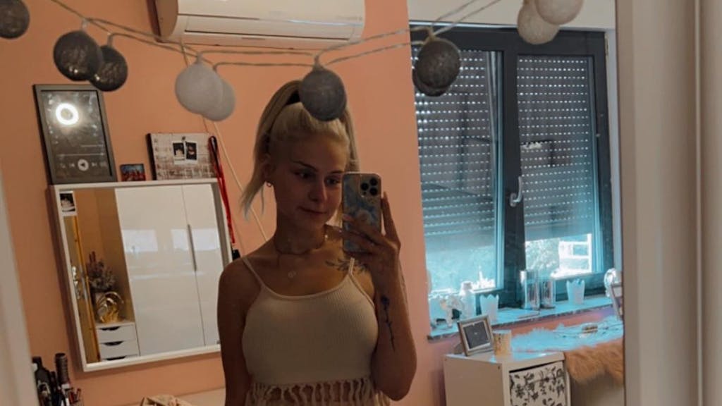 RTLZWEI-Star Estefania Wollny, posiert für ein Spiegel-Selfie.&nbsp;
