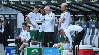 Laszlo Bénes, Keanan Bennetts und Jordan Beyer (v.l.n.r.) stehen am Spielfeldrand und werden auf eine Einwechslung im Trikot von Borussia Mönchengladbach am 31. Juli 2021 vorbereitet.