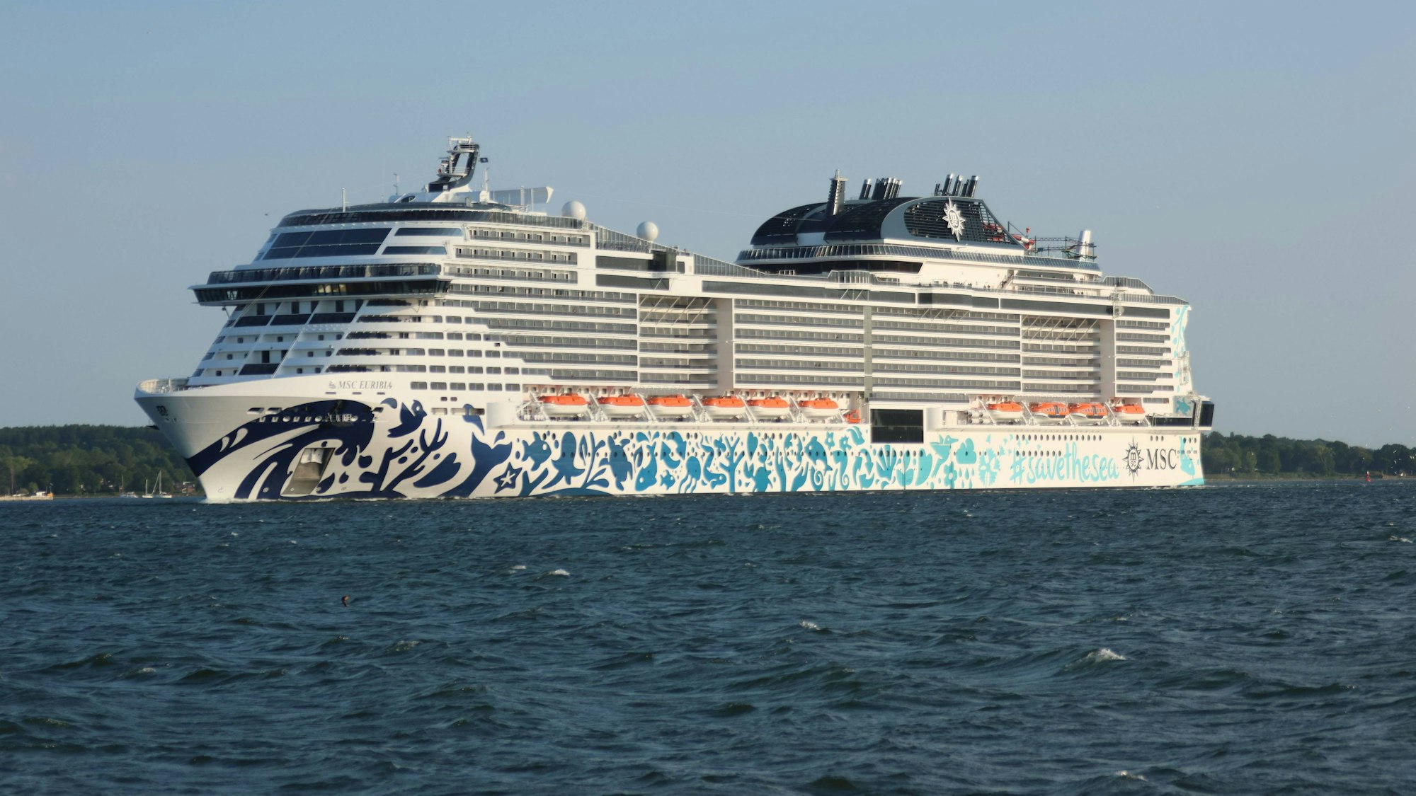 Das Kreuzfahrtschiff MSC Euribia ging im Juni 2023 vom Hafen in Kiel aus auf seine Jungfernfahrt zu den Fjorden Norwegens.