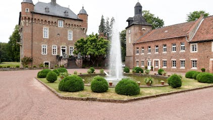 Der Hof von Schloss Loersfeld.