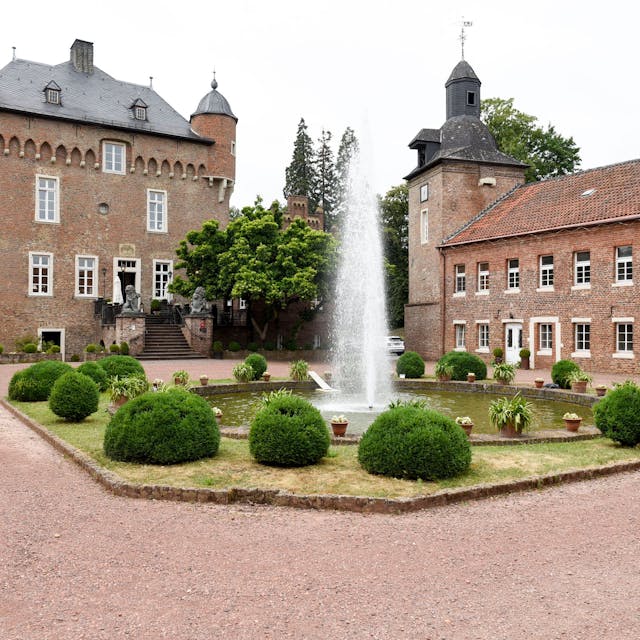 Der Hof von Schloss Loersfeld.