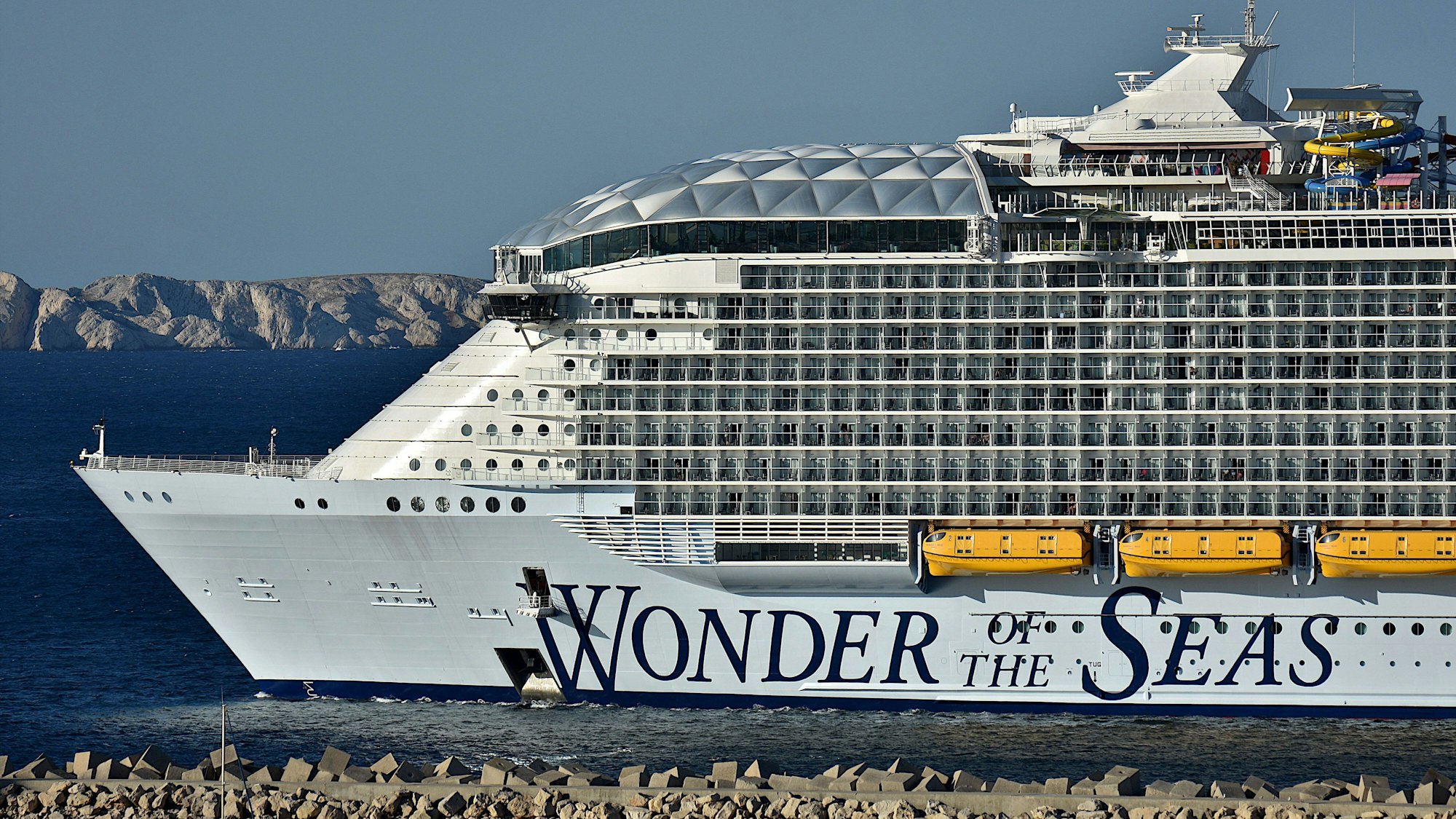 Das Kreuzfahrtschiff „Wonder of the Seas“ fährt in Marseille ein.