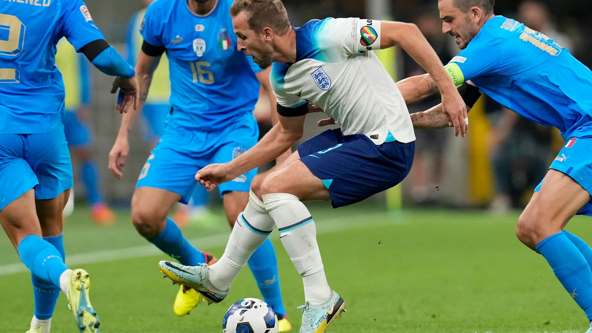 Harry Kane dribbelt für England gegen Italien.