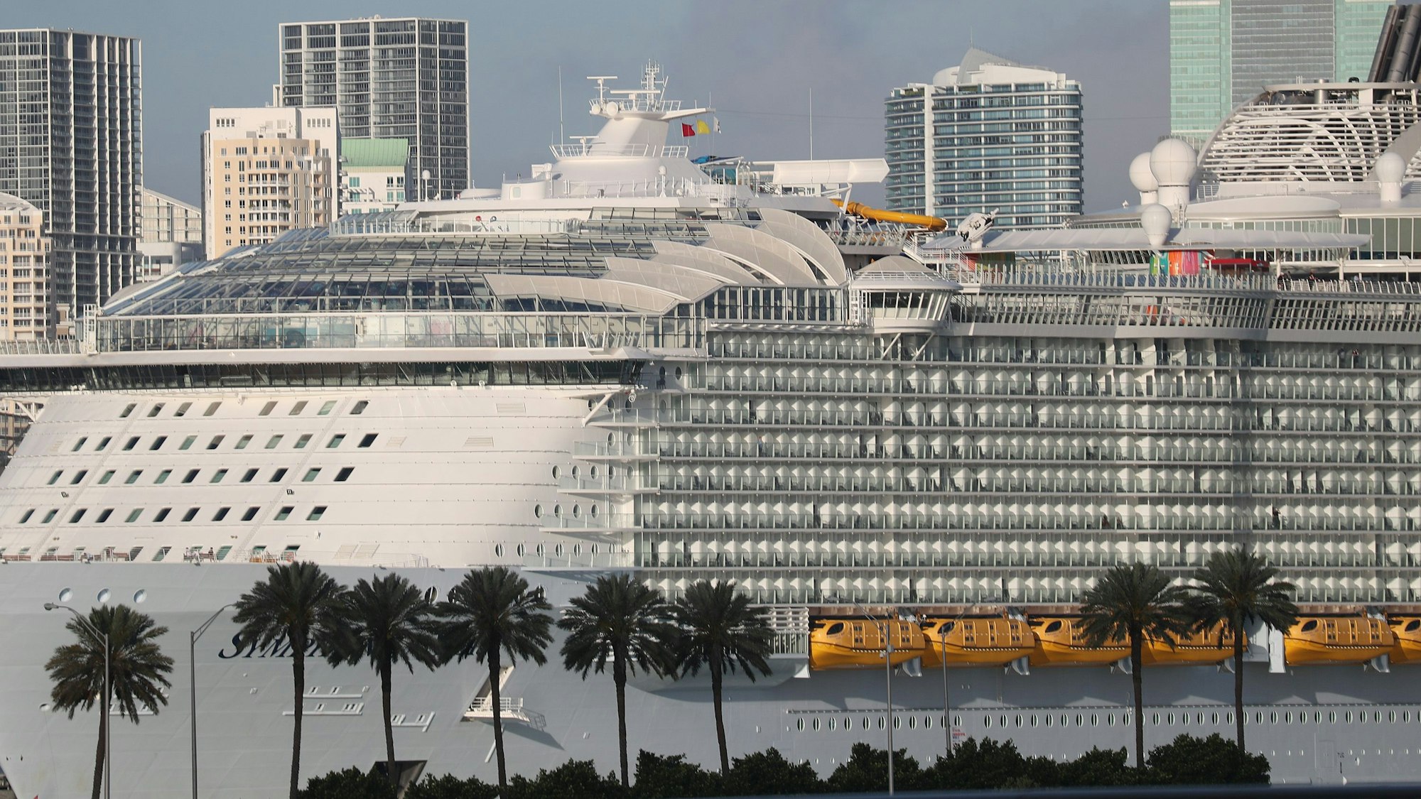 Das Kreuzfahrtschiff „Symphony of the Seas“ im Hafen von Miami.