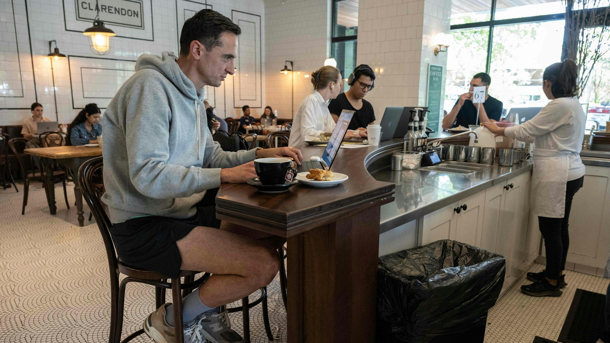 Ein Mann arbeitet aus einem amerikanischen Café.