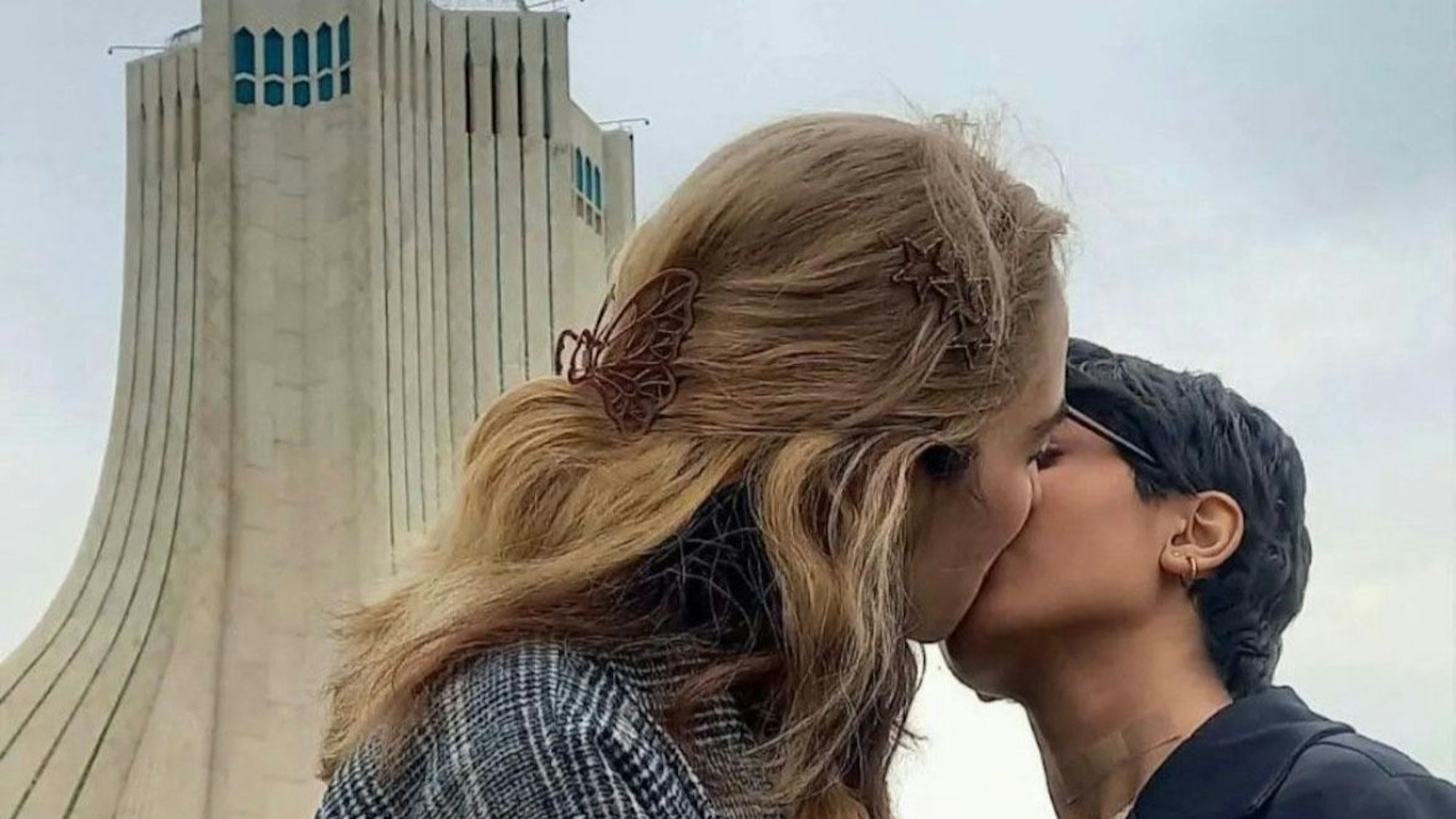 Vor dem Azadi-Tower in Teheran küssen sich zwei Frauen um ein mutiges Zeichen für die Revolution im Iran zu setzen. 