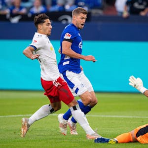 Schalkes Simon Terodde (M) erzielt gegen Hamburgs Ludovit Reis (l) und Hamburgs Torwart Daniel Heuer Fernandes das Tor zum 1:0.