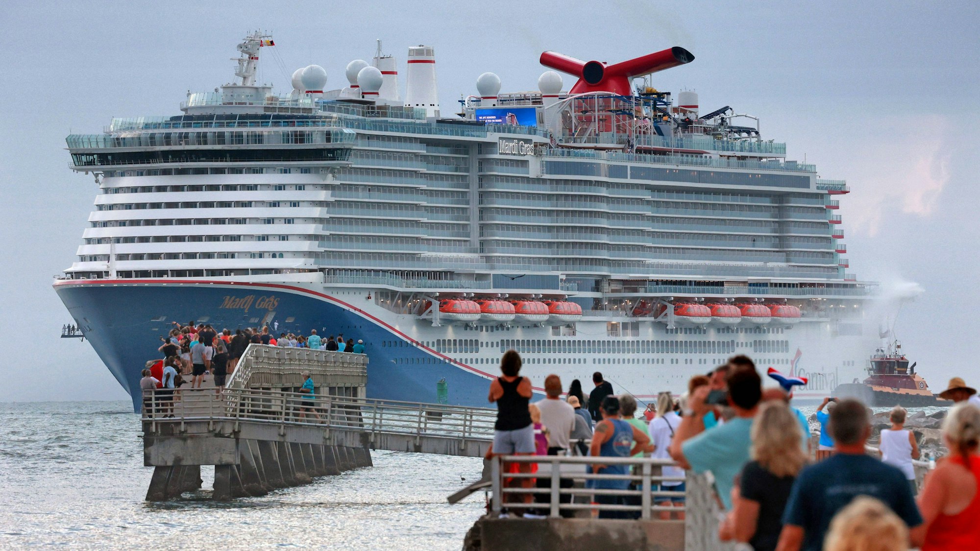 Fans stehen am Jetty Park an, um die Ankunft des Carnival Cruise Line Schiffes Mardi Gras in Port Canaveral, Florida, am 4. Juni 2021 zu sehen.