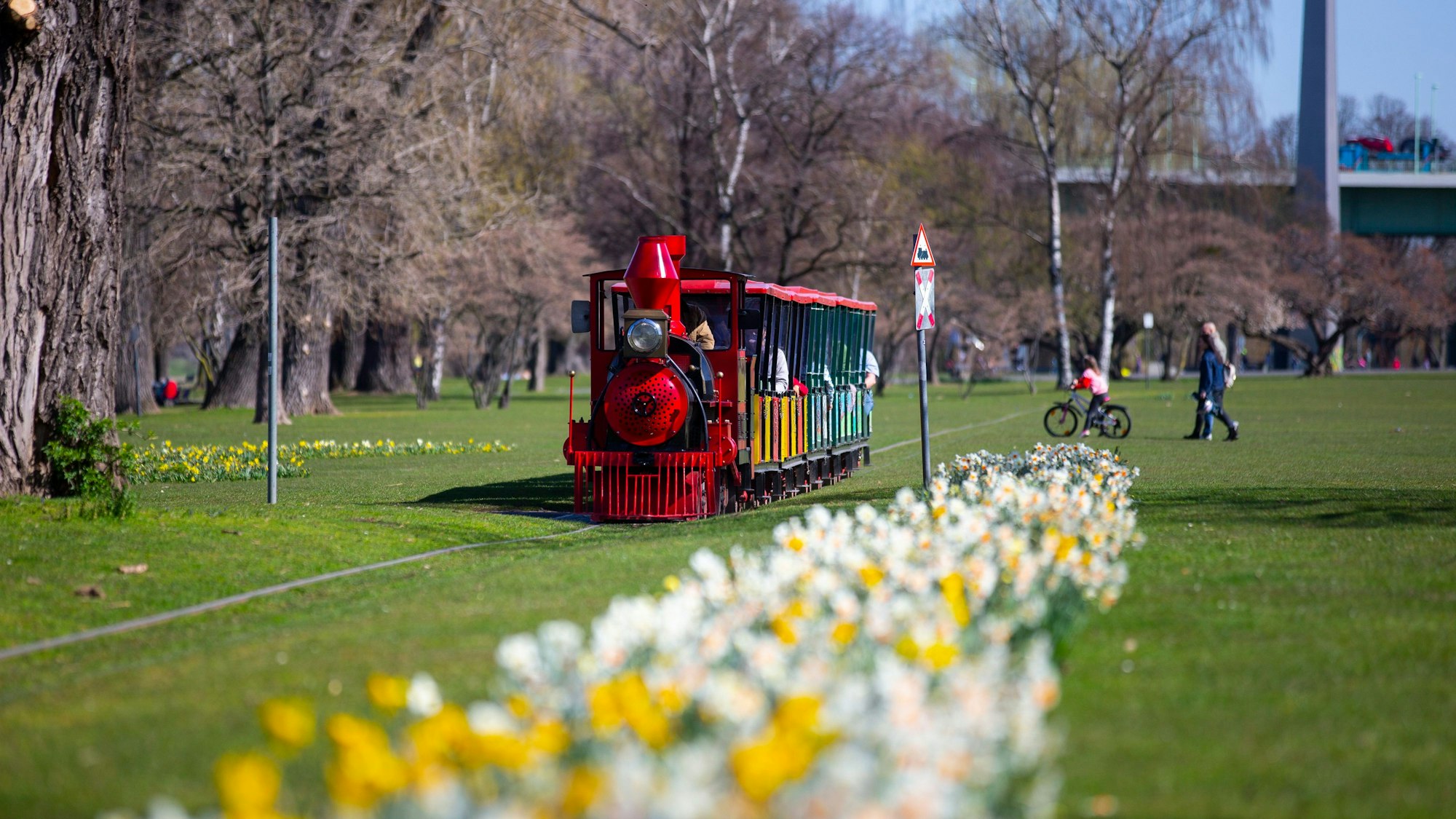 Frühling im Rheinpark mit Bimmelbahn