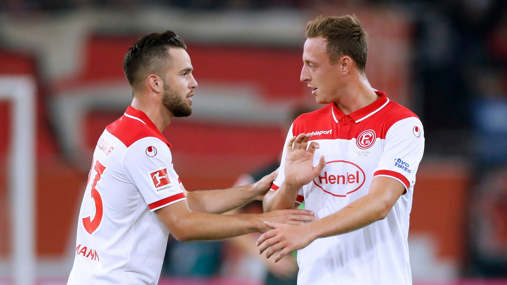 Robin Bormuth und Niko Gießelmann besprechen sich im Spiel gegen den VfL Wolfsburg.