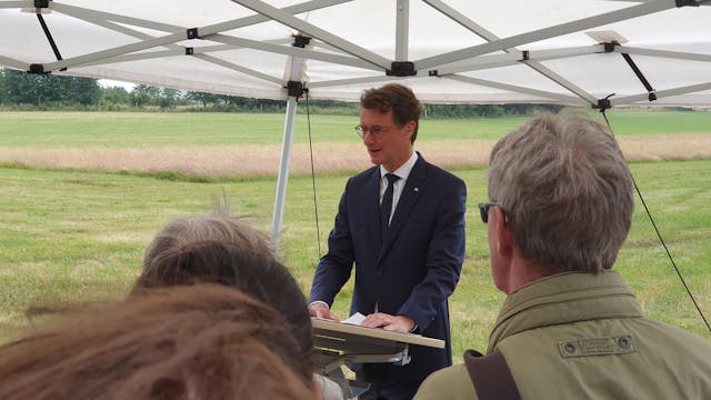 Ministerpräsident Hendrik Wüst hält eine Rede an der Blankenheimer Gedenkstätte.