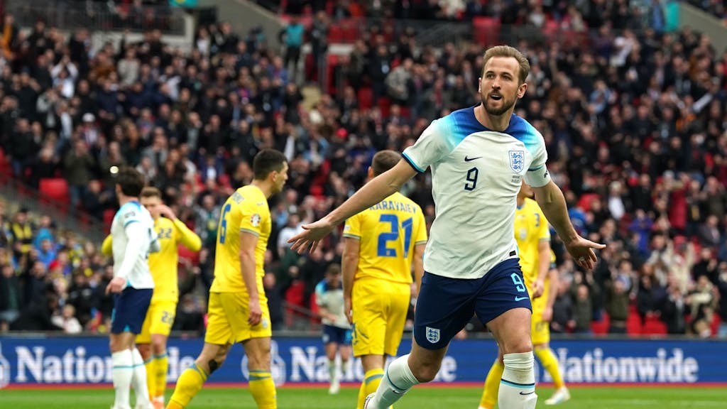 Englands Kapitän Harry Kane bejubelt seinen Treffer gegen die Ukraine am 26. März 2023 im Wembley Stadion