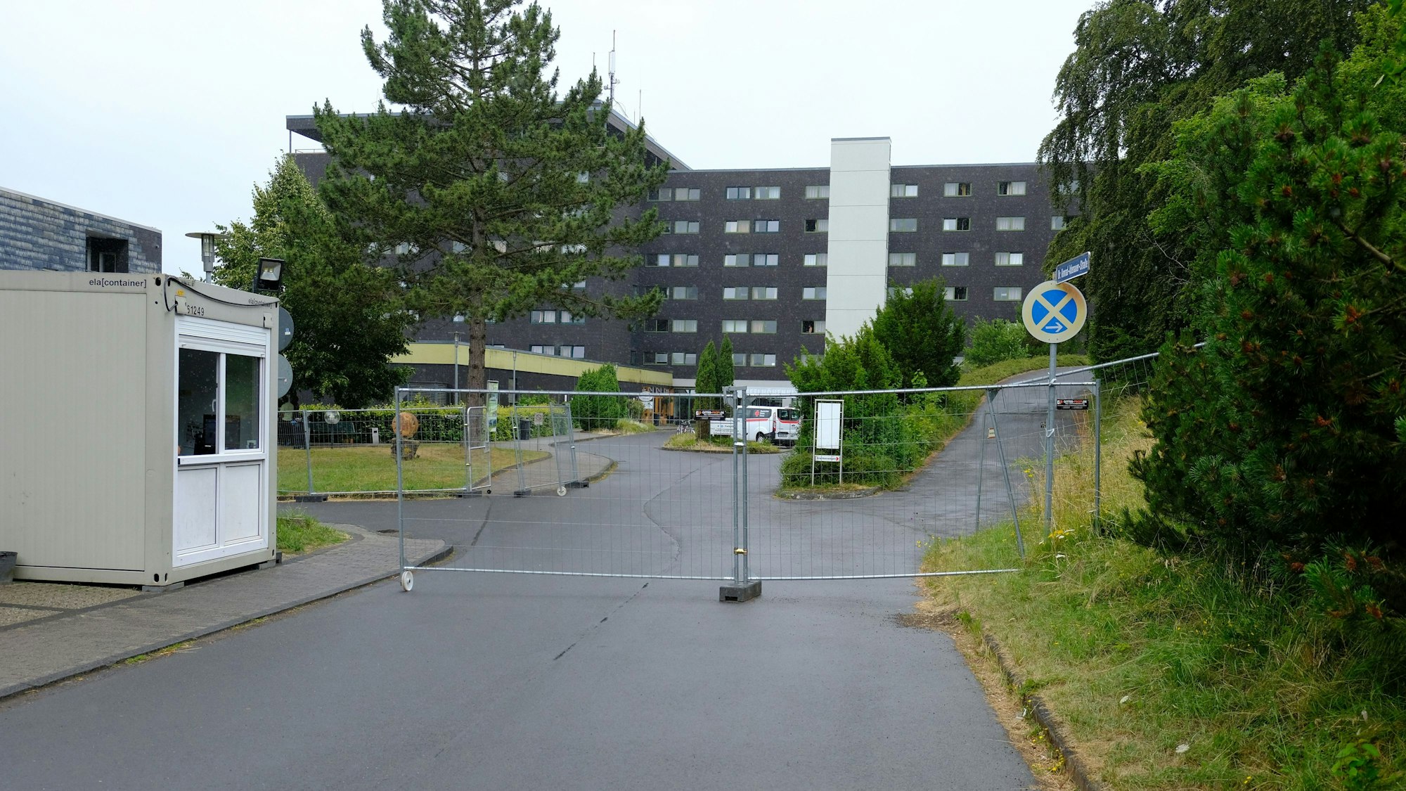 Die Zufahrt zur ehemaligen Eifelhöhen-Klinik in Marmagen wird von einem Zaun versperrt.