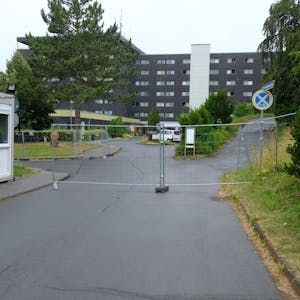Die Zufahrt zur ehemaligen Eifelhöhen-Klinik in Marmagen wird von einem Zaun versperrt.
