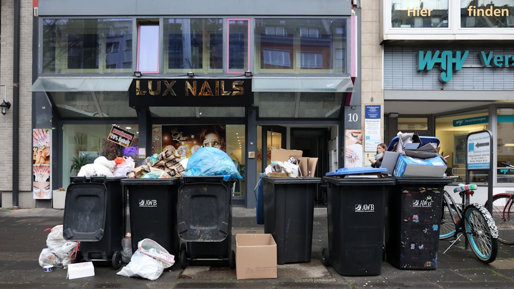 Ungeleerte Mülltonnen stehen in der Kölner City.
