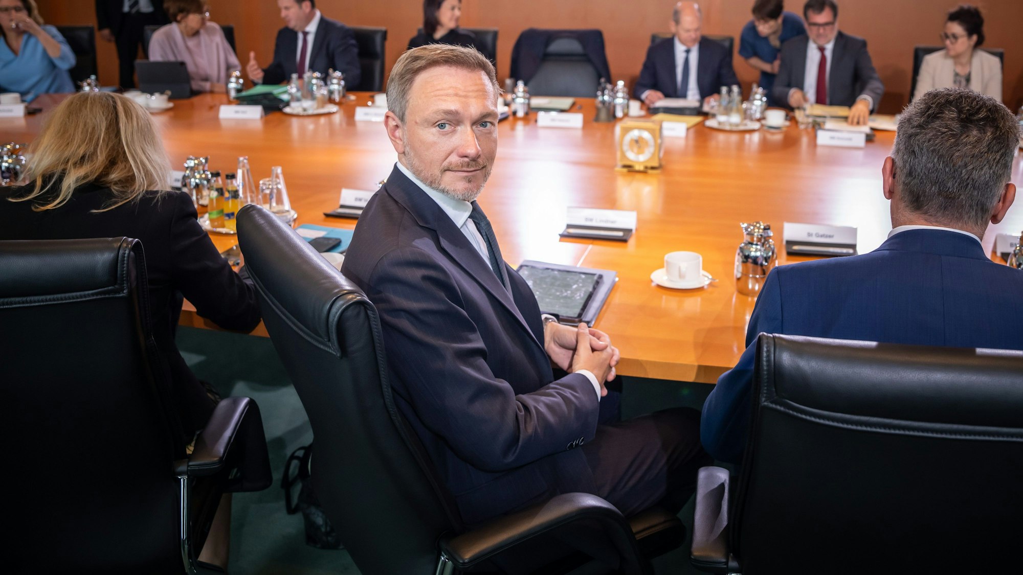 Christian Lindner (FDP), Bundesminister der Finanzen, wartet auf den Beginn der Sitzung des Bundeskabinett zum Haushaltsentwurf 2024.