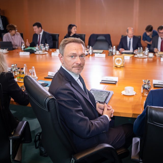 Christian Lindner (FDP), Bundesminister der Finanzen, wartet auf den Beginn der Sitzung des Bundeskabinett zum Haushaltsentwurf 2024.