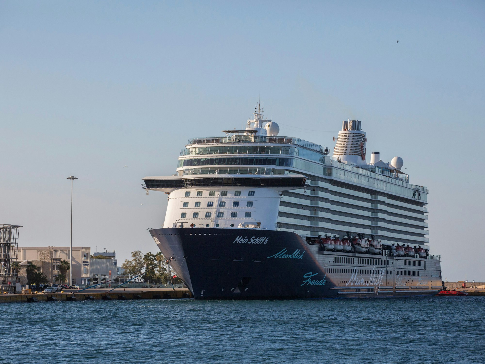 Das Kreuzfahrtschiff Mein Schiff 6 mit mehreren Corona-Infizierten an Bord hat in der griechischen Hafenstadt Piräus angelegt, hier im September 2020.