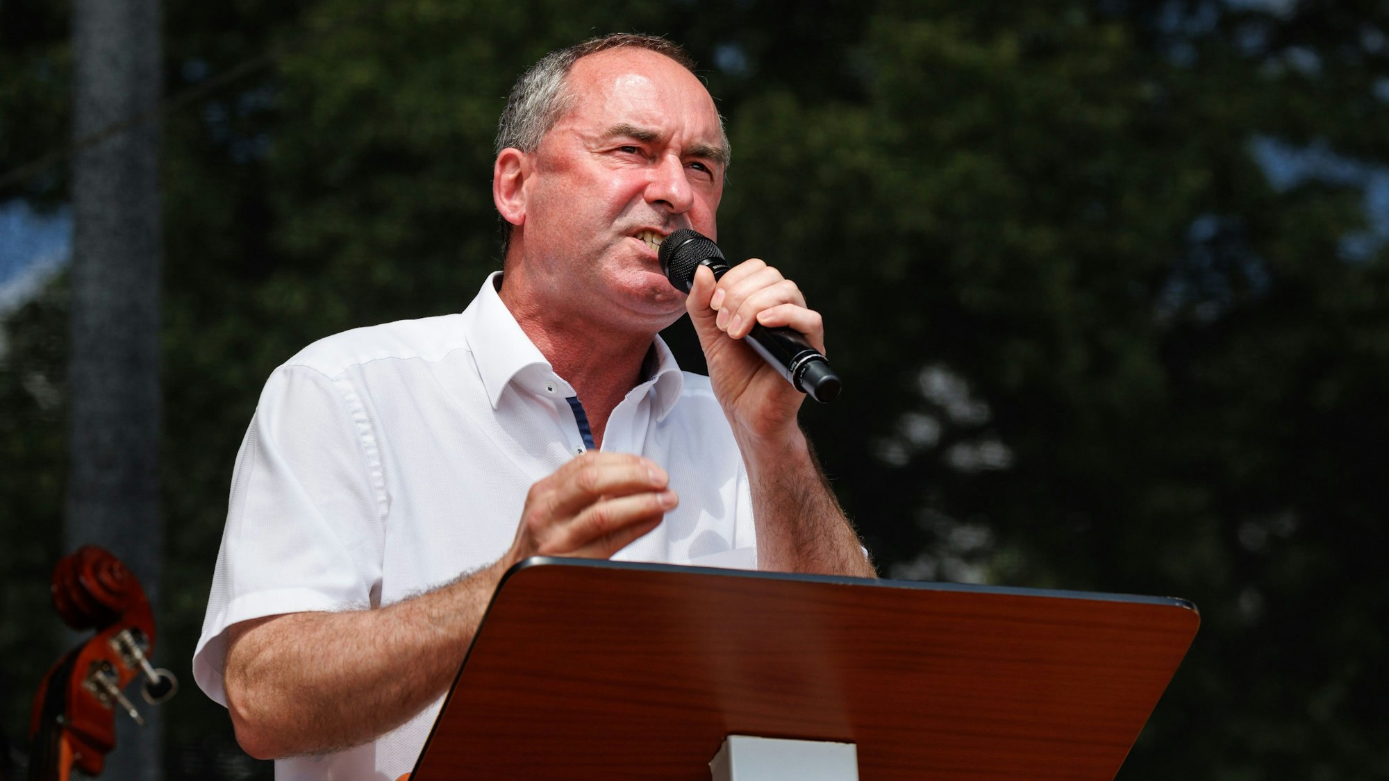 Hubert Aiwanger, Wirtschaftsminister und Landesvorsitzender der Freien Wähler in Bayern, spricht bei der Demonstration in Erding Mitte Juni gegen die Politiker der Grünen.