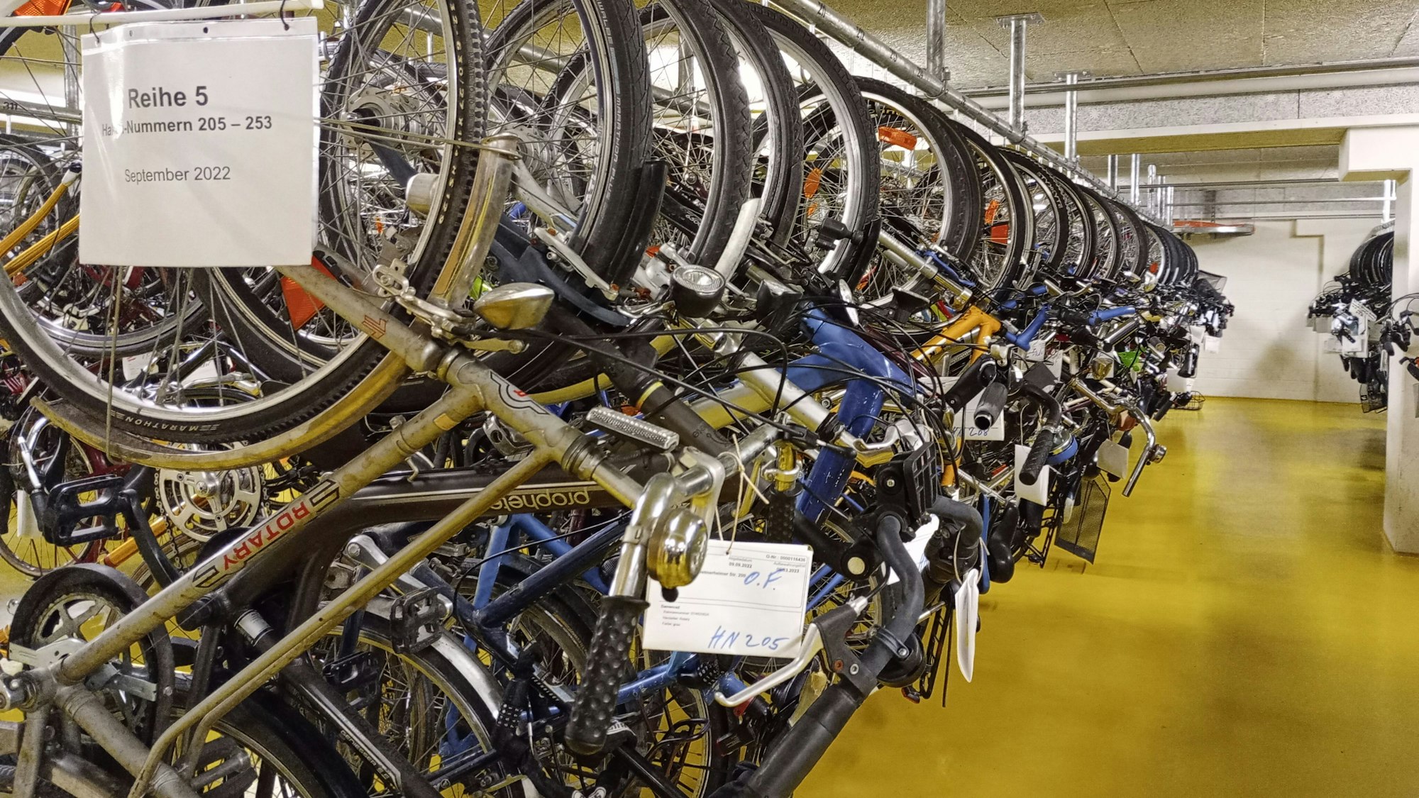 Fahrradkeller: Mehr als 1000 Räder lagern im Keller des Fundbüros, natürlich ordentlich beschriftet und katalogisiert.